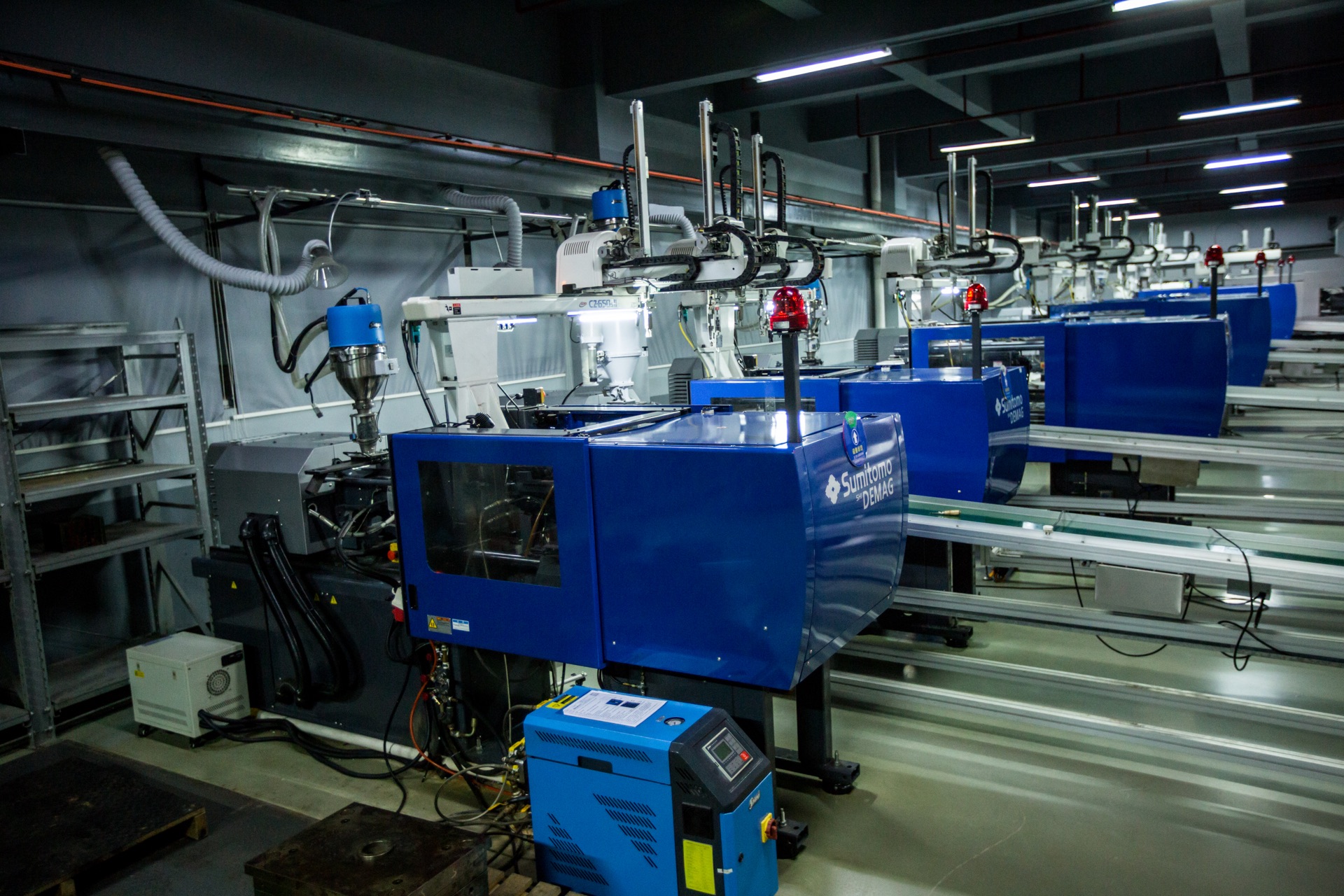 Injection molding machines in the GOOD TEC workshop
