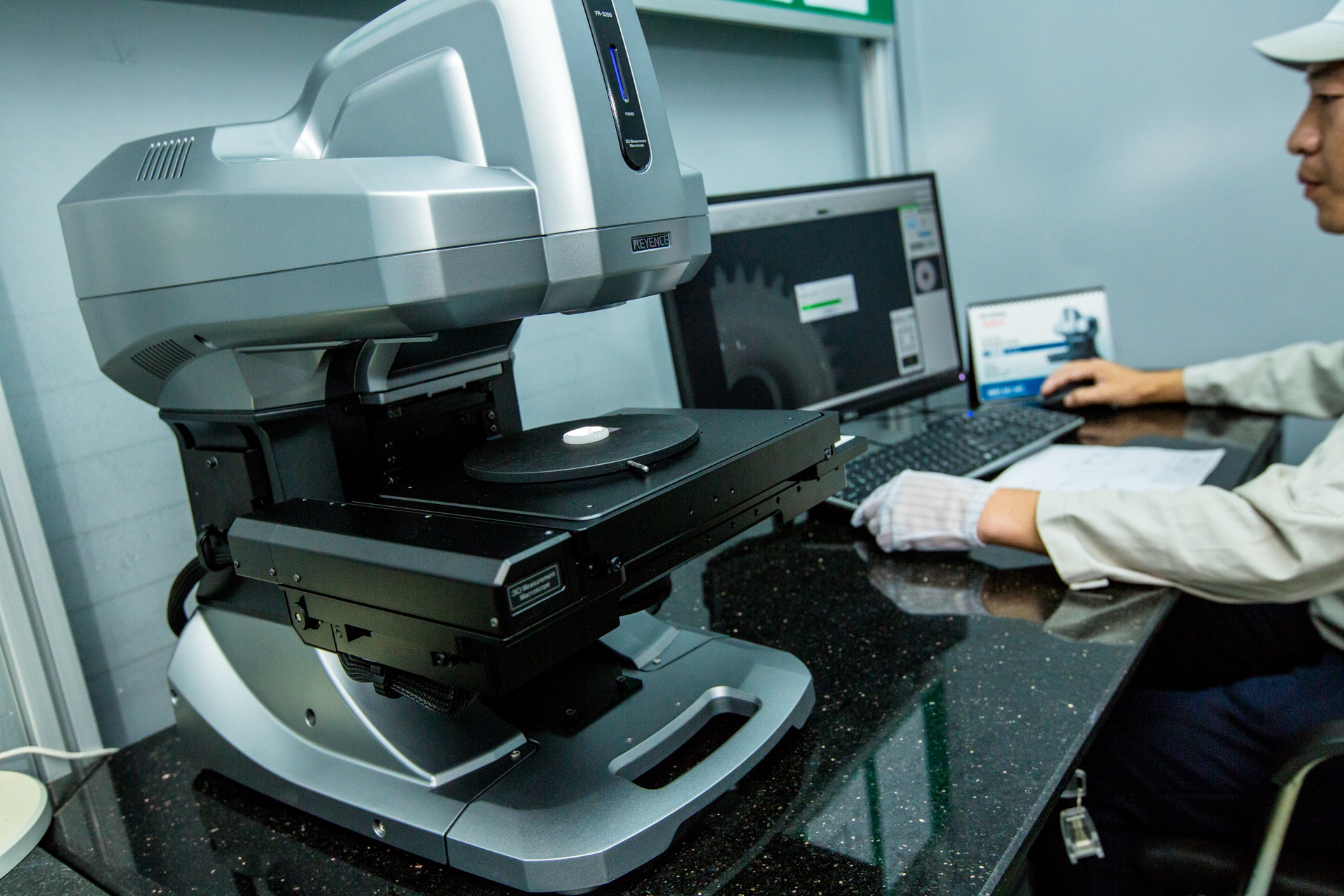 Operator using an optical measurement system at GOOD TEC